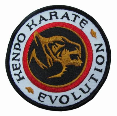 Eisen der Kenpo-Karate-Entwicklungs-PMS 12C auf Stickerei bessert merrow Grenze aus