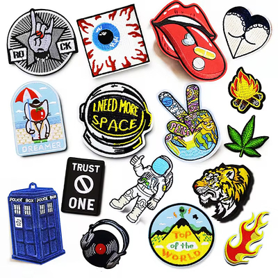 Großhandel von gebräuchlich gestickten Patches mit verschlungenem Rand für Kleidung / Hüte / Taschen