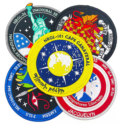 Großhandel von gebräuchlich gestickten Patches mit verschlungenem Rand für Kleidung / Hüte / Taschen