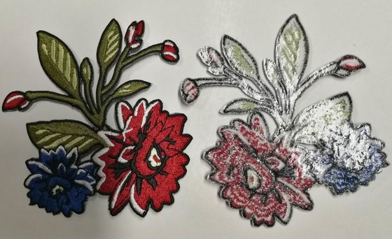 2Pcs/Grenze Paar-weiße Rose Iron On Embroidery Flowerss Merrowed für Kleidung